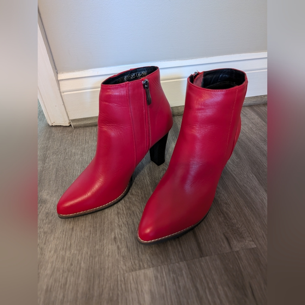 New leather heeled booties
